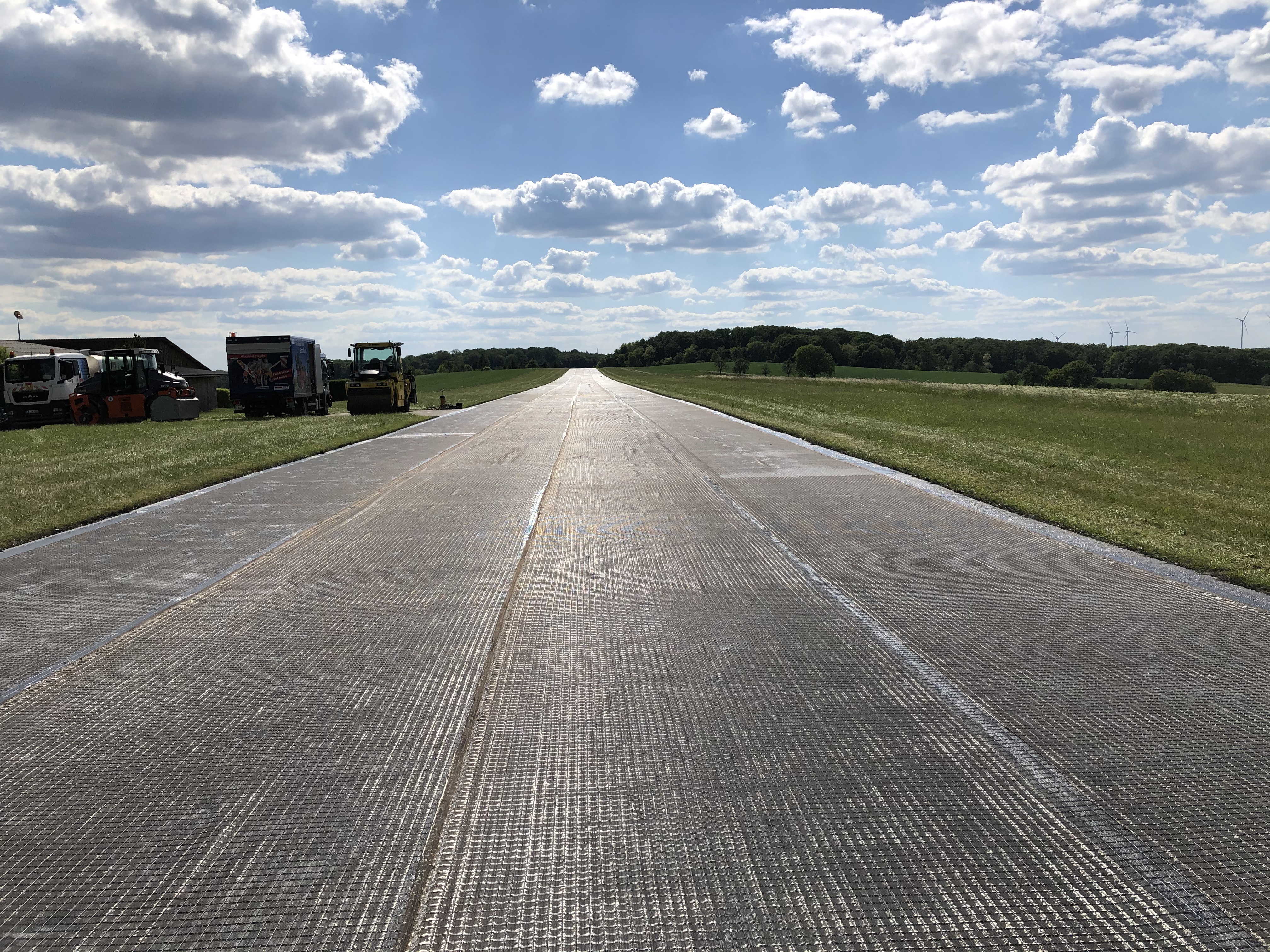 Укрепление асфальта SamiGrid® на длинной дороге Композит SamiGrid® на расширенной дороге - армирующая сетка и нетканое полотно, пропитанное битумом